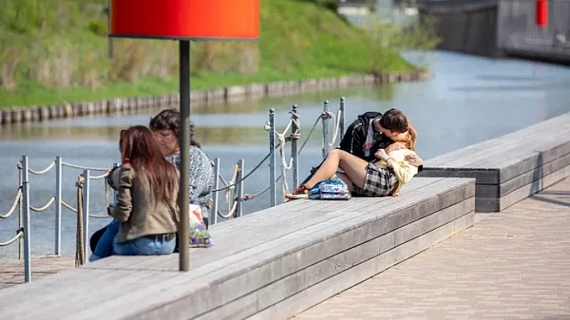 Врач рассказала о рисках заражения через поцелуй