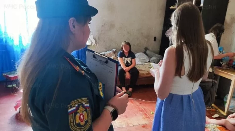 Сотрудники МЧС посетили семьи риска в Железнодорожном районе Екатеринбурга