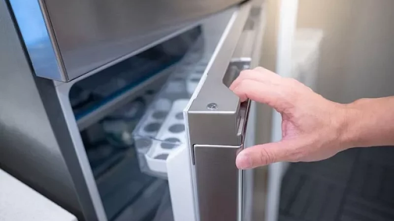 Мужчина в Каменске-Уральском спрятал украденные у соседа деньги в холодильнике