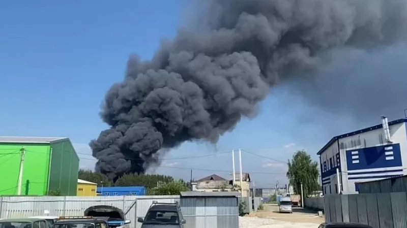 Крупный пожар охватил промышленную зону в Берёзовском