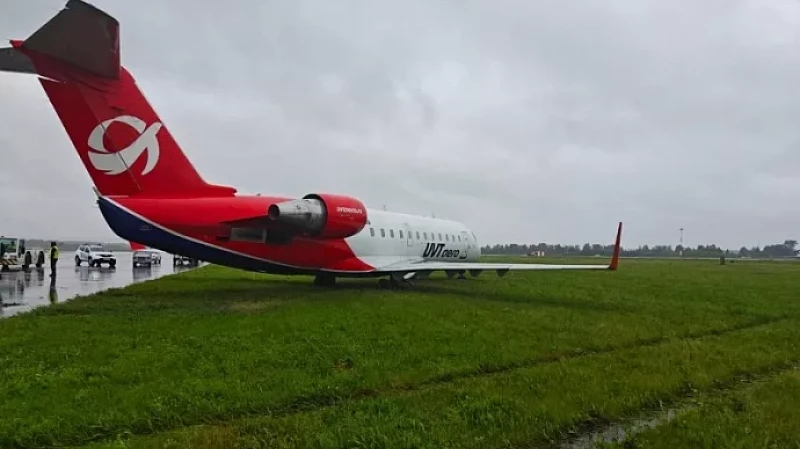 Самолет выкатился на газон при посадке в Кольцово