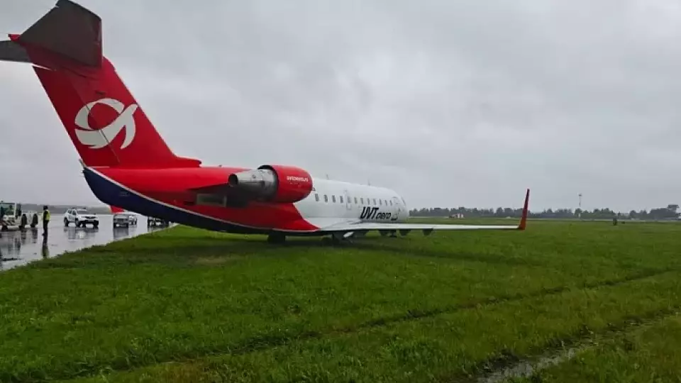 Самолет выкатился на газон при посадке в Кольцово