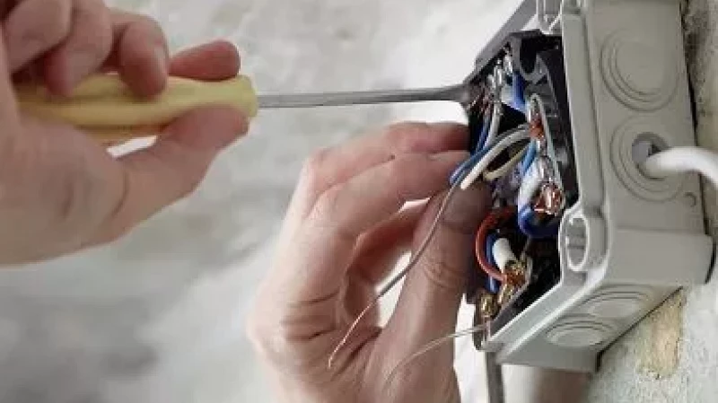 В Серове от удара током погиб электромонтёр