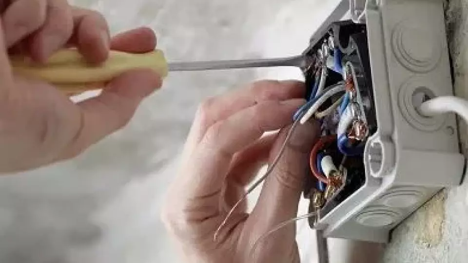 В Серове от удара током погиб электромонтёр