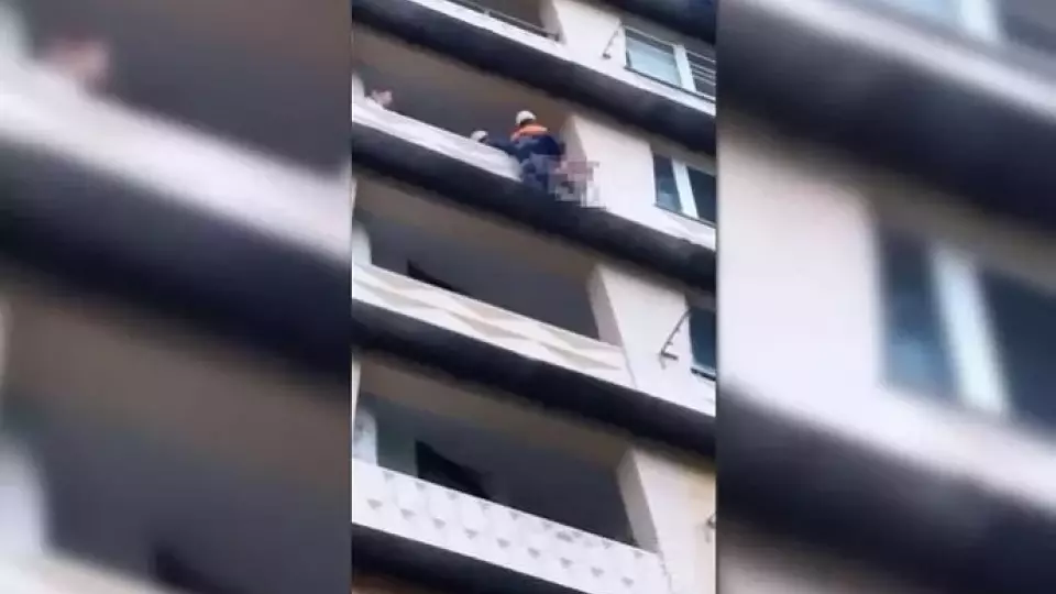 Сотрудники МЧС в Сочи не дали девушки спрыгнуть с 8 этажа