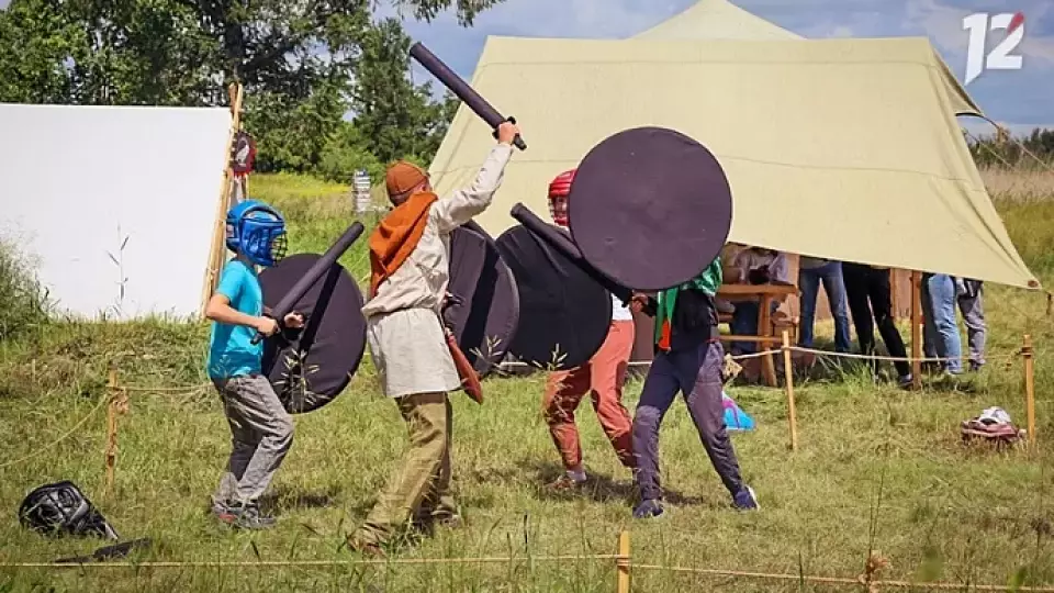 Полевой лагерь «Один день в прошлом» познакомил школьников с древними ремёслами