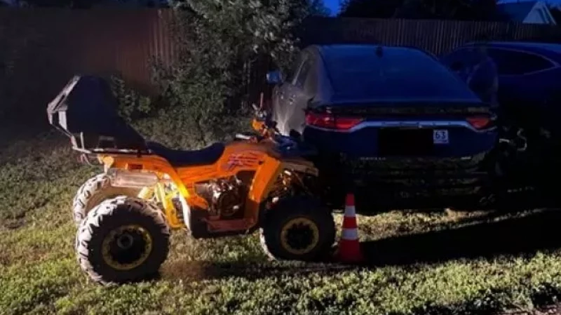 Мужчина на квадроцикле въехал в припаркованное авто