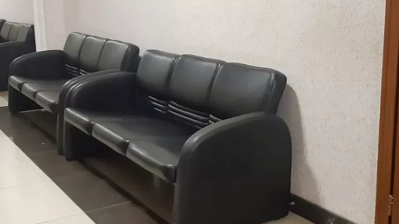 Житель Екатеринбурга трижды получил бракованный диван с маркетплейса