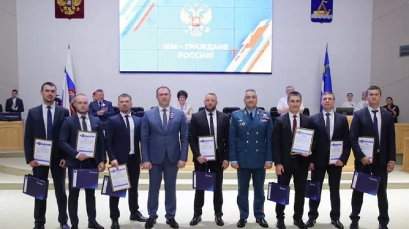 В МЧС наградили волонтеров, спасших детей в лесу