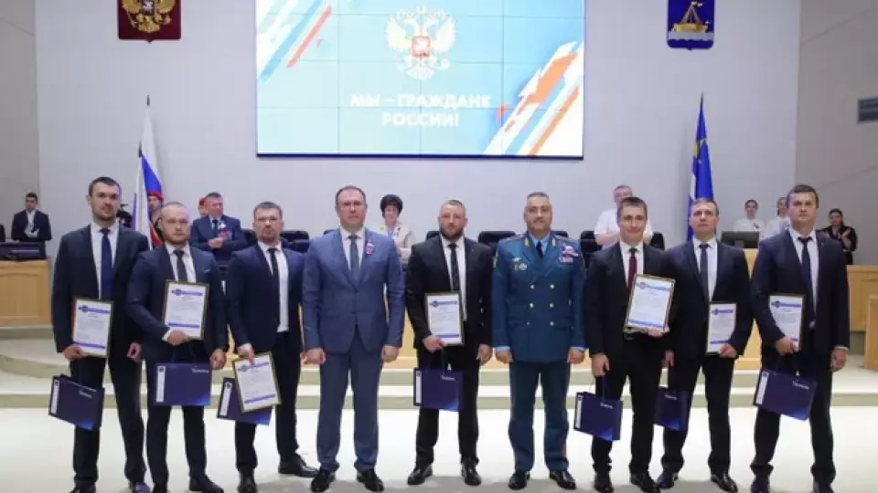 В МЧС наградили волонтеров, спасших детей в лесу