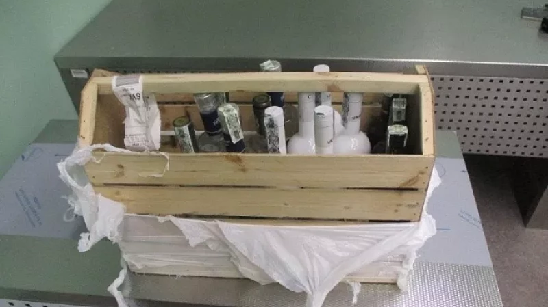 Контрабандные "сувениры": в Екатеринбурге изъяли партию нелегального алкоголя