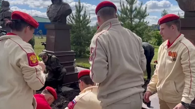 Юнармейцы и космонавт Дмитрий Петелин почтили память героев-летчиков