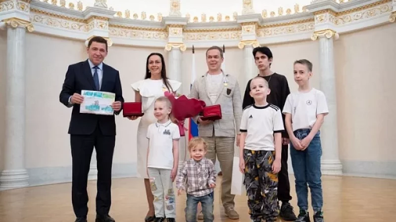 Шесть многодетных семей получили госнаграды в преддверии Дня защиты детей