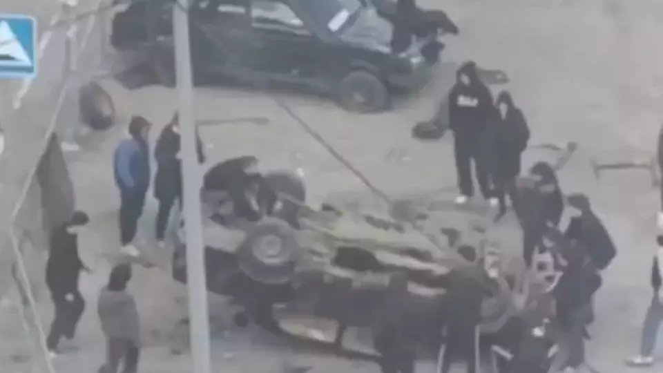 Тюменские школьники превратили автомобиль в качели