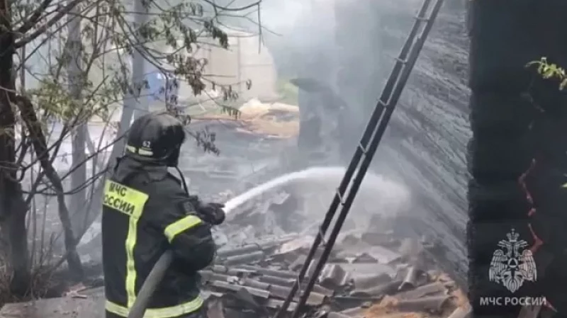 В Свердловской области МЧС борется с огнем в деревне Сарапулка