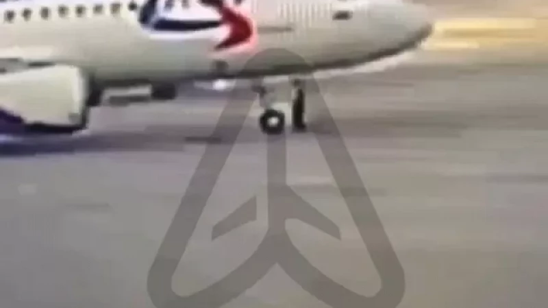 Техник, на которого наехал самолет, пришел в сознание в больнице