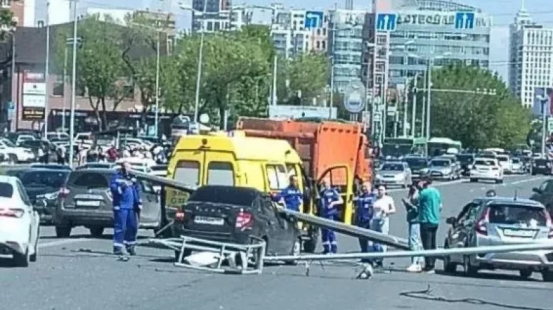 Упавший столб насквозь пробил салон легковушки