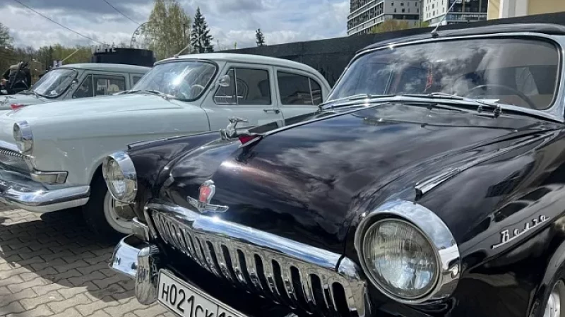 Посетителей парка Маяковского встречает выставка ретроавтомобилей
