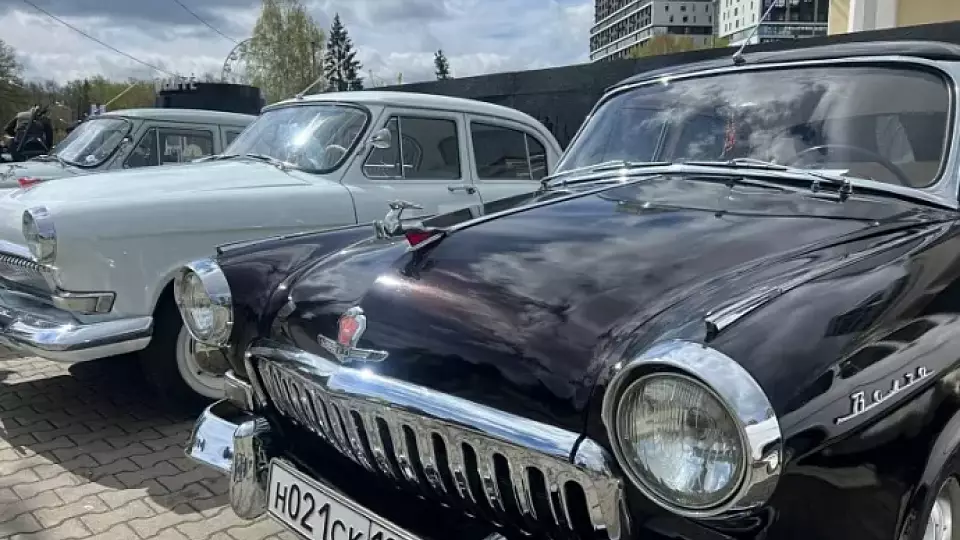 Посетителей парка Маяковского встречает выставка ретроавтомобилей