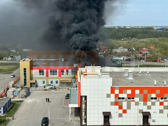 В Каменске-Уральском вспыхнул большой пожар.