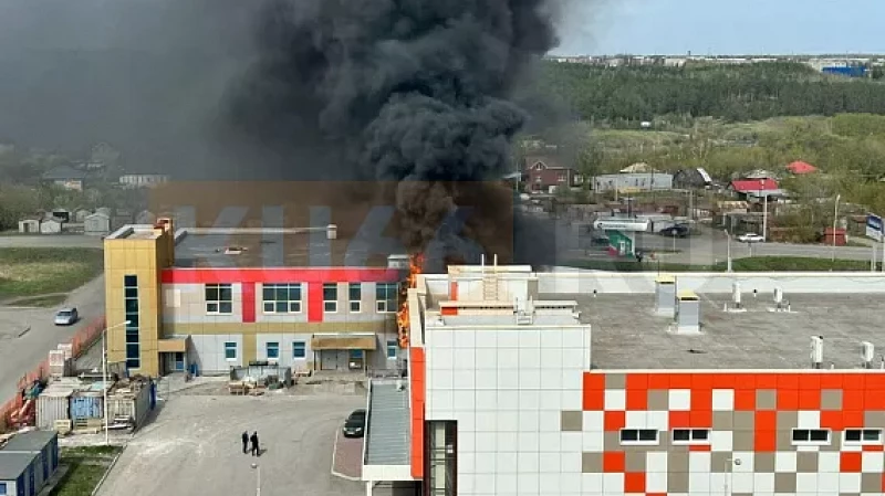 В Каменске-Уральском вспыхнул большой пожар.