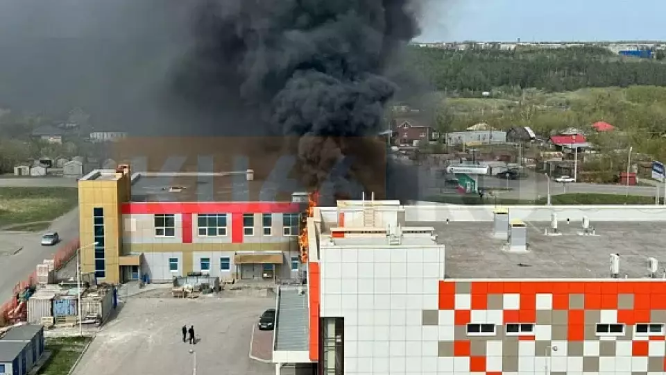 В Каменске-Уральском вспыхнул большой пожар.