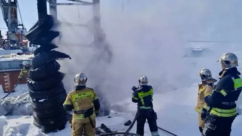 В Салехарде чуть не загорелись судна на причале