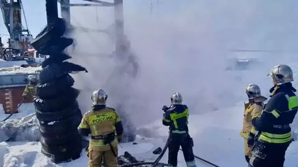 В Салехарде чуть не загорелись судна на причале