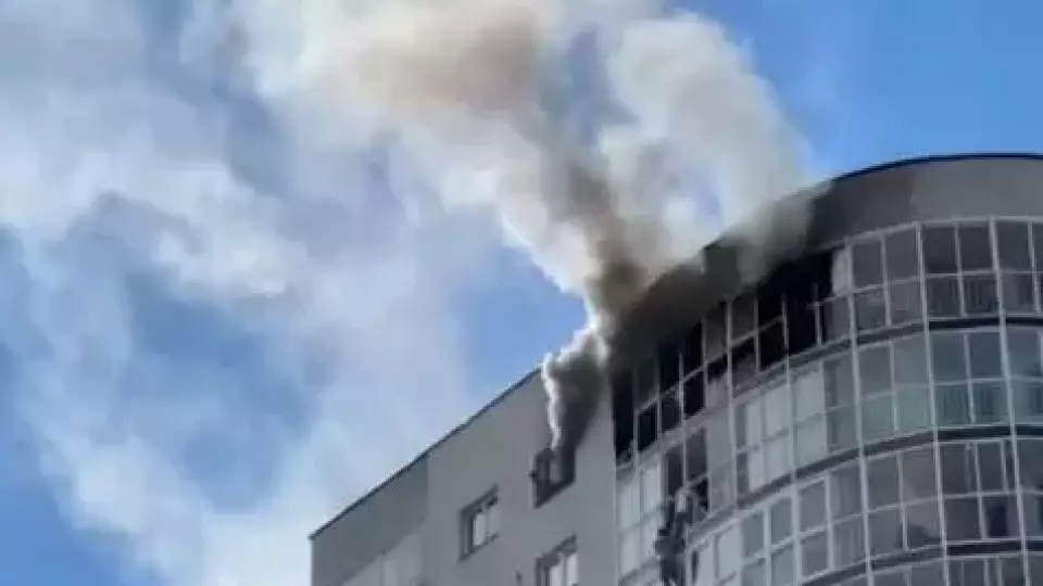 В Екатеринбурге на Союзной горит квартира на 21 этаже