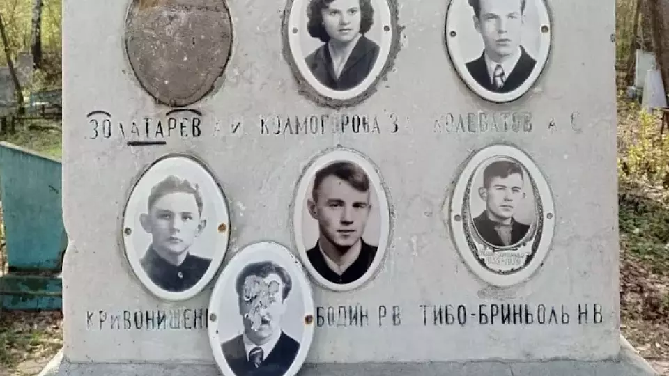 Вандалы осквернили могилу группы Дятлова на Михайловском кладбище