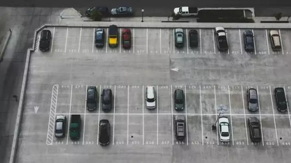 В России на платных парковках могут отменить штрафы