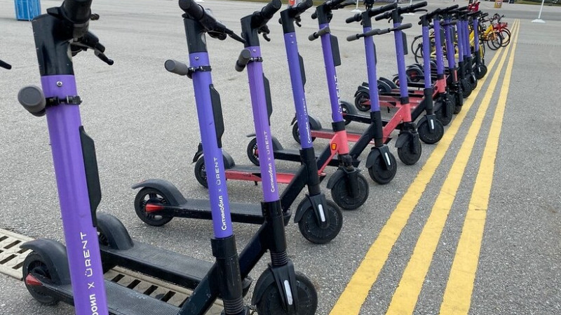 В Екатеринбурге у консьержки украли 150 тыс. рублей и потратили их на самокаты