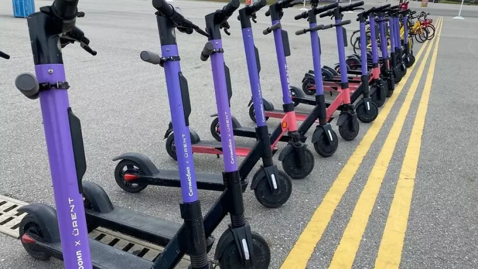 В Екатеринбурге у консьержки украли 150 тыс. рублей и потратили их на самокаты