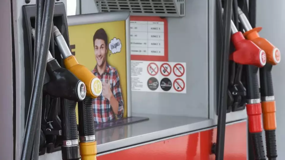 Эксперт рынка нефти и газа считает, что квоты на бензин не сдержат цены