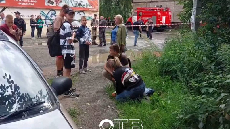 Возле рухнувшего дома плачет мать ребёнка, который еще находится под завалами