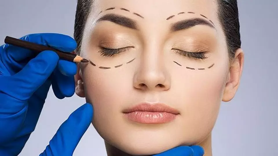 Около 15% россиян готовы к пластике лица ради карьеры