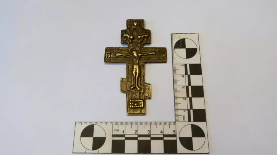 Таможенники Кольцово предотвратили вывоз из России старинного креста