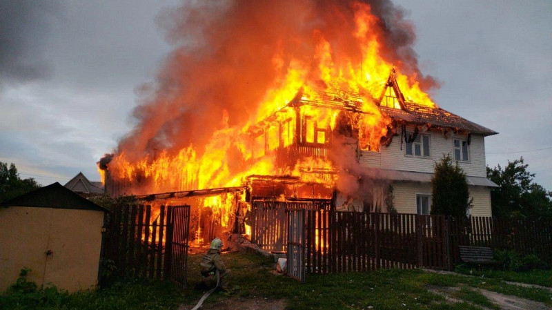 Полиция Свердловской области спасла из пожара две семьи и собаку