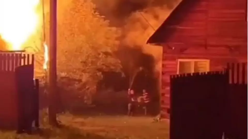 Пожар в Кузбассе чуть не уничтожил целую улицу