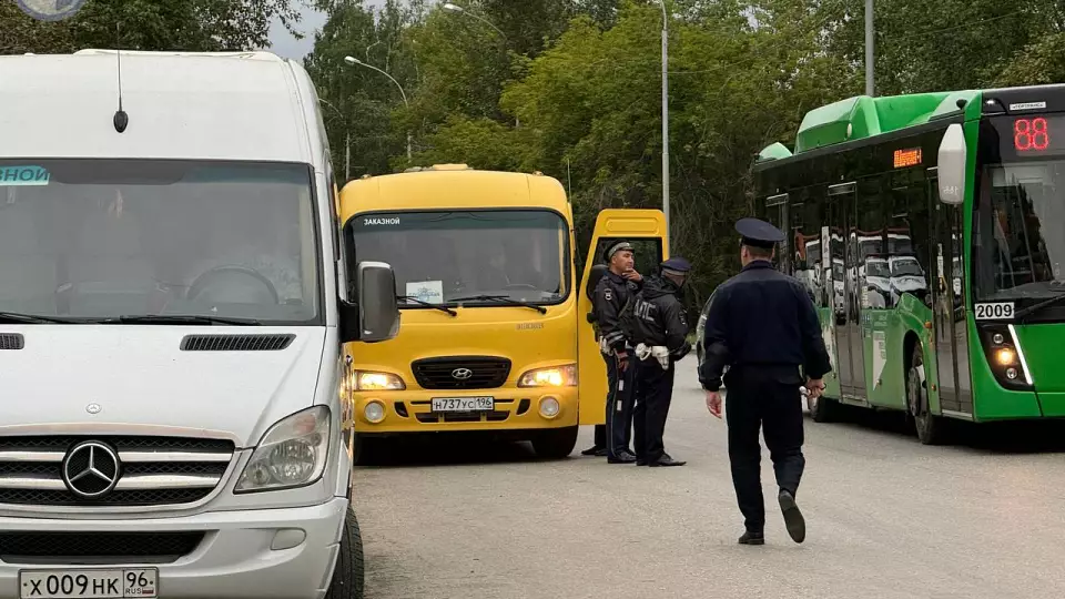 В ходе утреннего рейда инспекторы ГИБДД проверили более 50 рейсовых автобусов