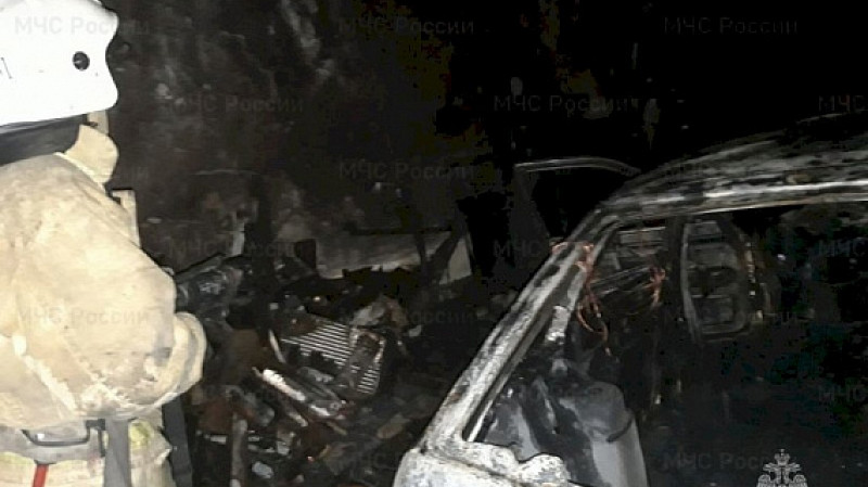 8 автомобилей сгорели в пожаре в Каменске-Уральском