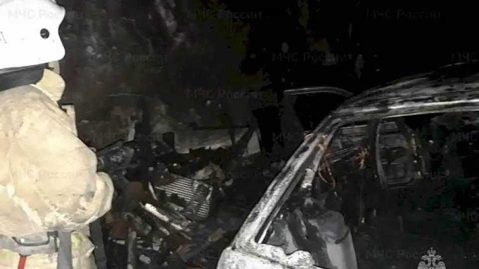 8 автомобилей сгорели в пожаре в Каменске-Уральском