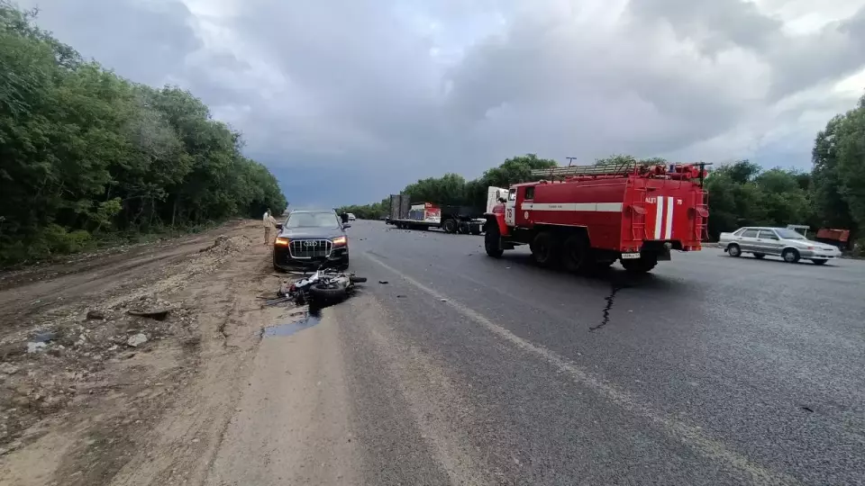 Мотоциклист столкнулся с тремя автомобилями в Самарской области