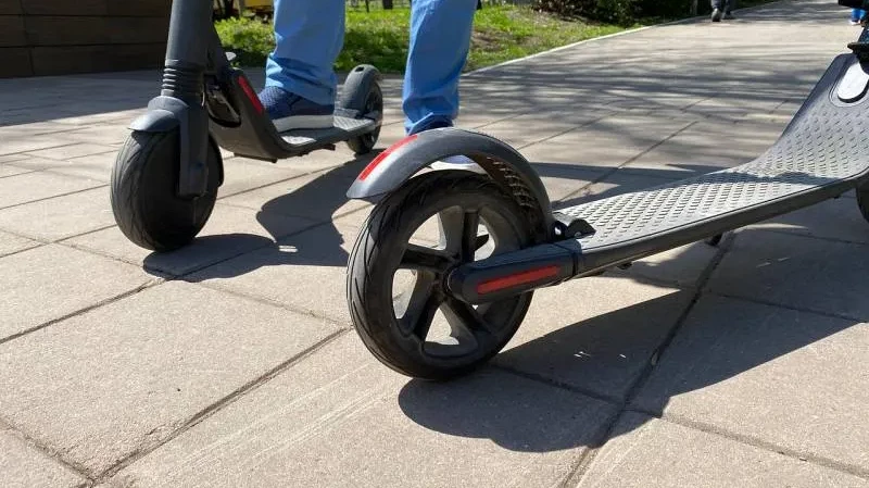 Штрафы за передачу электросамокатов нетрезвым могут появиться в России