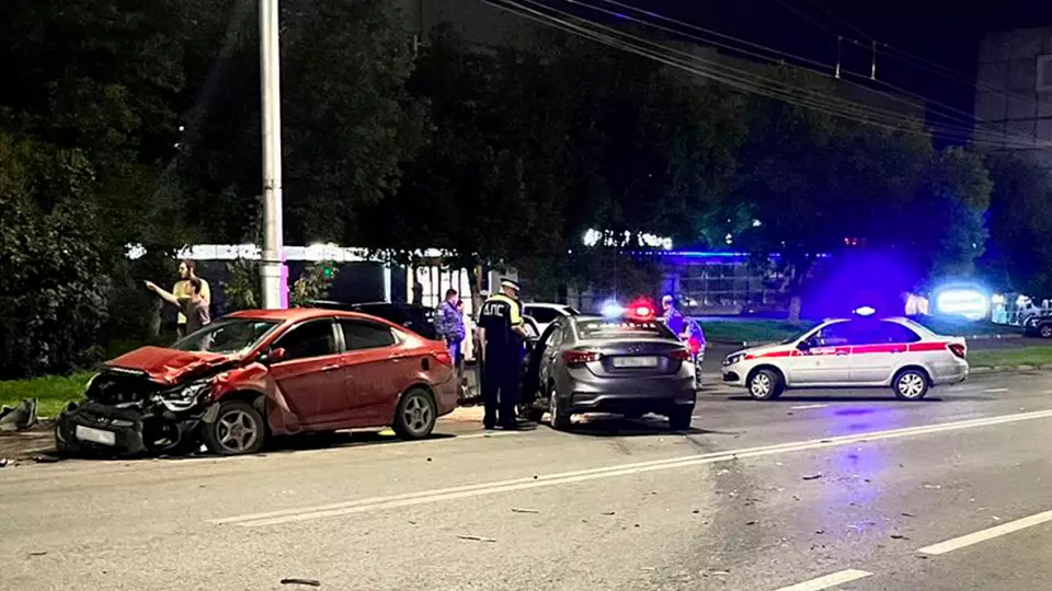 Пьяный таксист устроил погоню и протаранил несколько машин