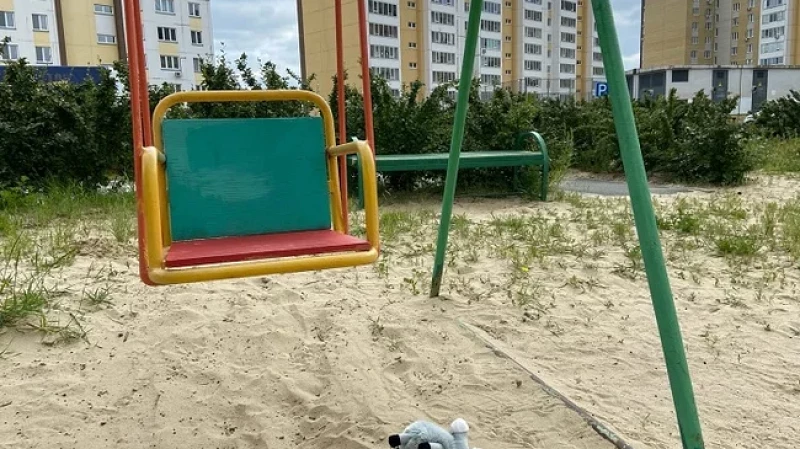 Банда тюменских подростков угрожает прохожим и кошмарит детей на детских площадках