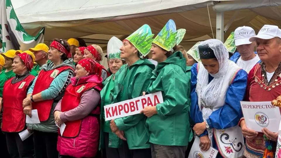 Более 180 пенсионеров в Верхней Сысерти отправились в пионерский лагерь