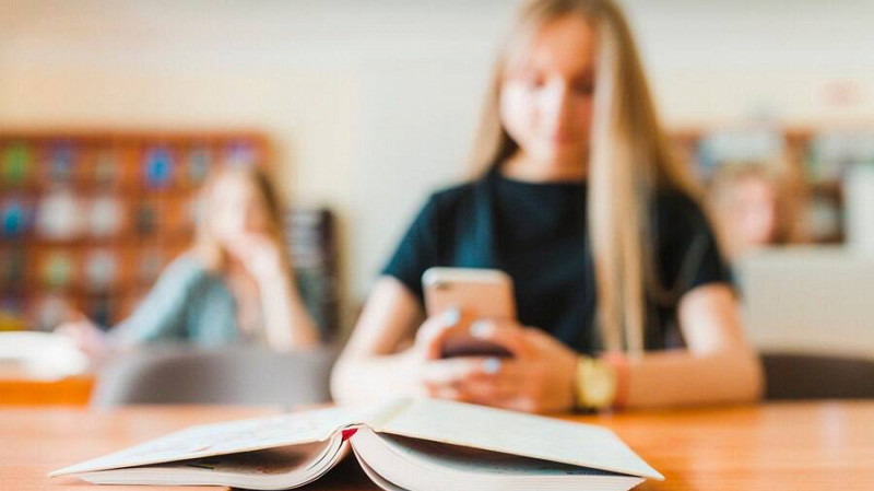 У школьников начнут забирать телефоны на занятиях с 1 сентября