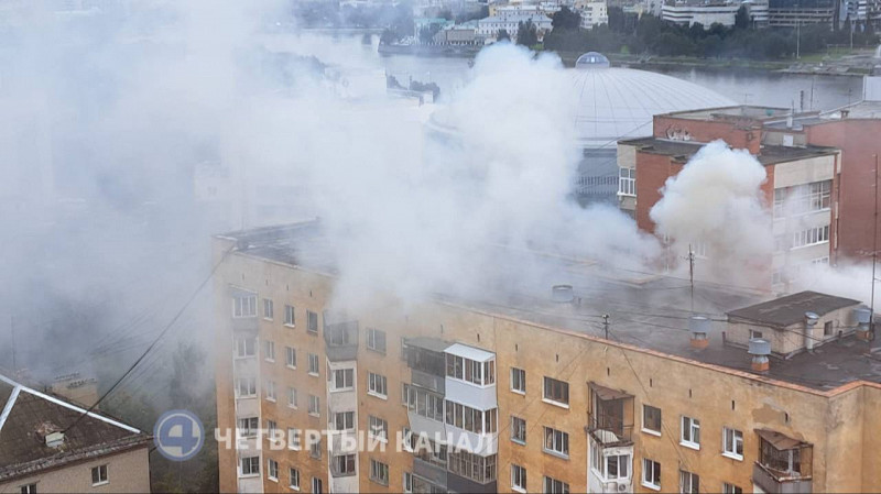 МЧС: в здании на улице Красный Переулок горит квартира на 9 этаже