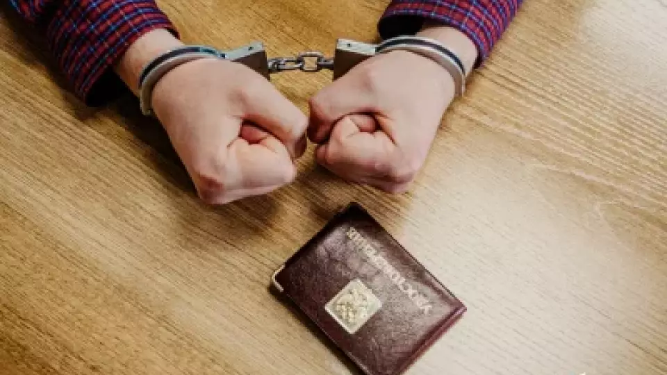 В Кузбассе сотрудник ФСИН «работал» на осуждённого